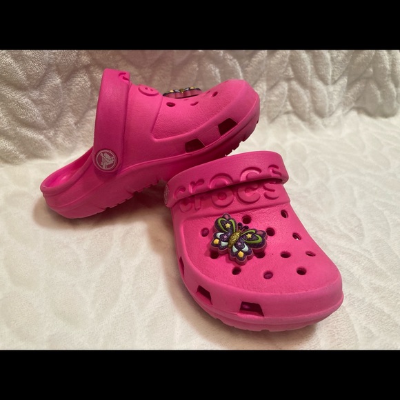 Toddler girl hot pink crocs in size 6 with butterfly charm - Picture 2 of 4